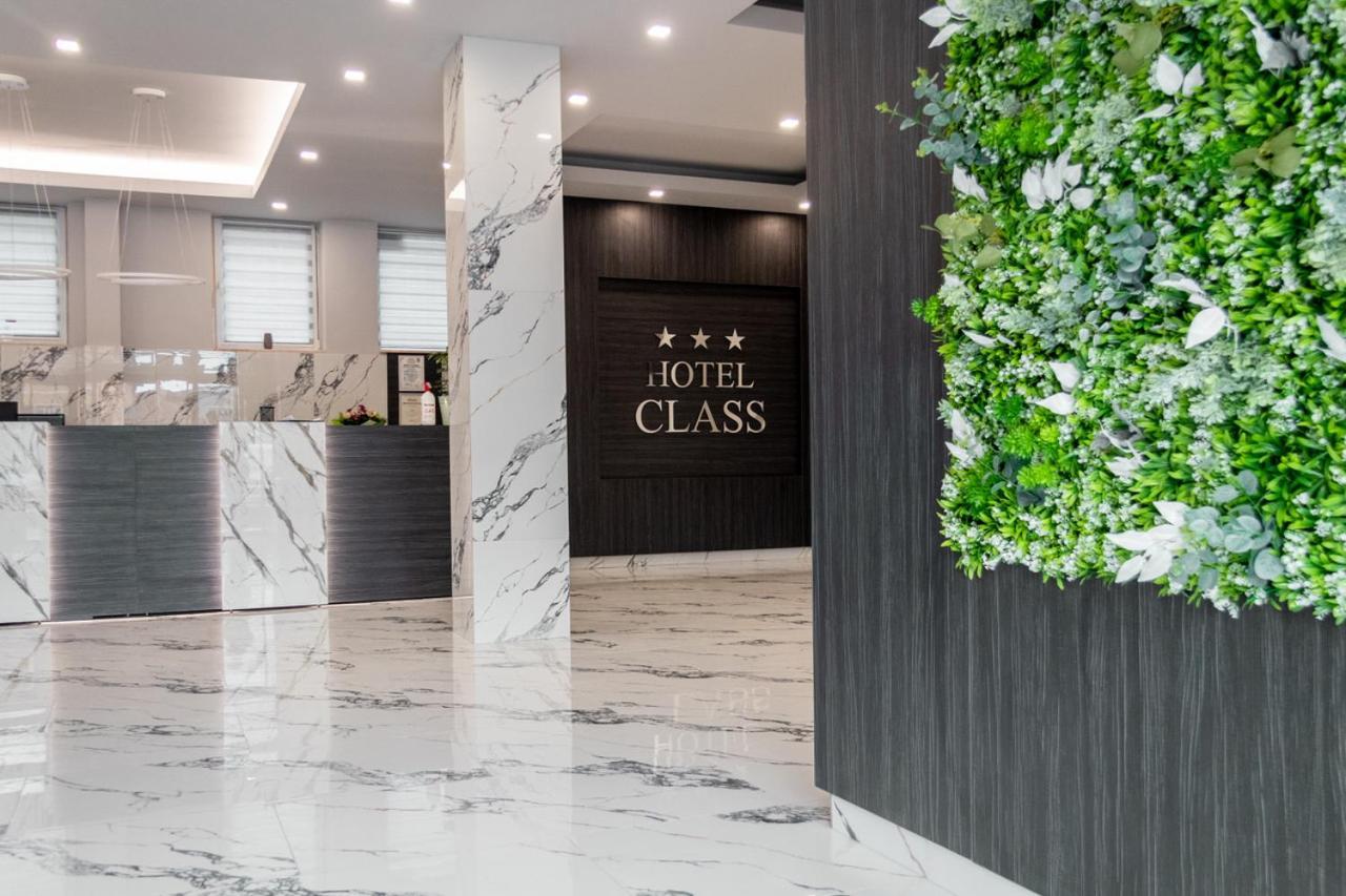 Hotel Class Орадя Экстерьер фото
