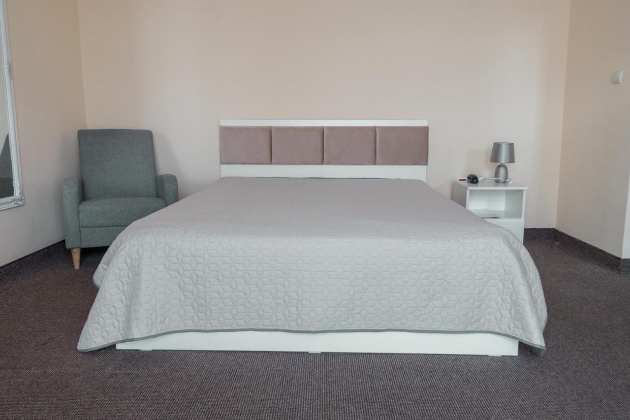 Hotel Class Орадя Экстерьер фото
