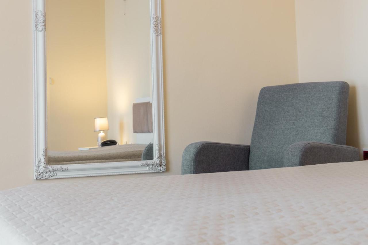 Hotel Class Орадя Экстерьер фото