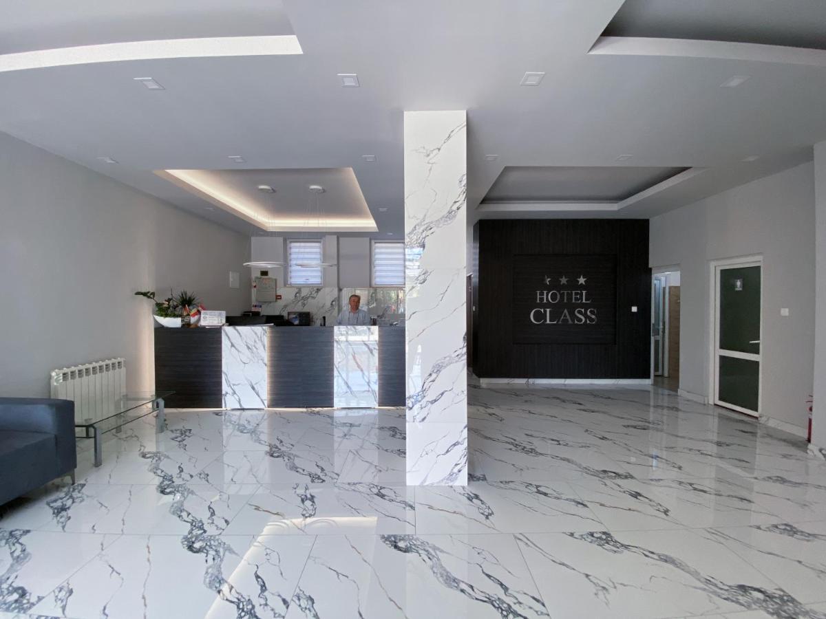 Hotel Class Орадя Экстерьер фото