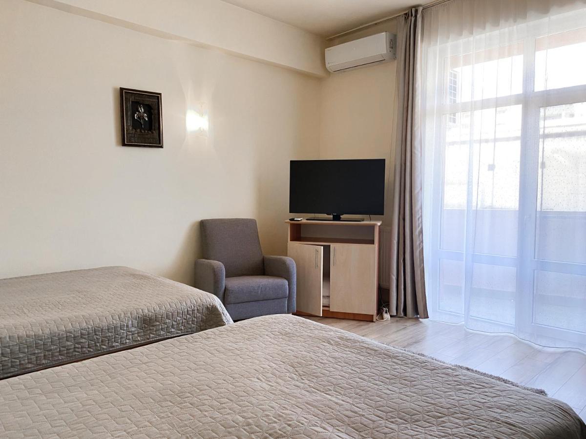 Hotel Class Орадя Экстерьер фото