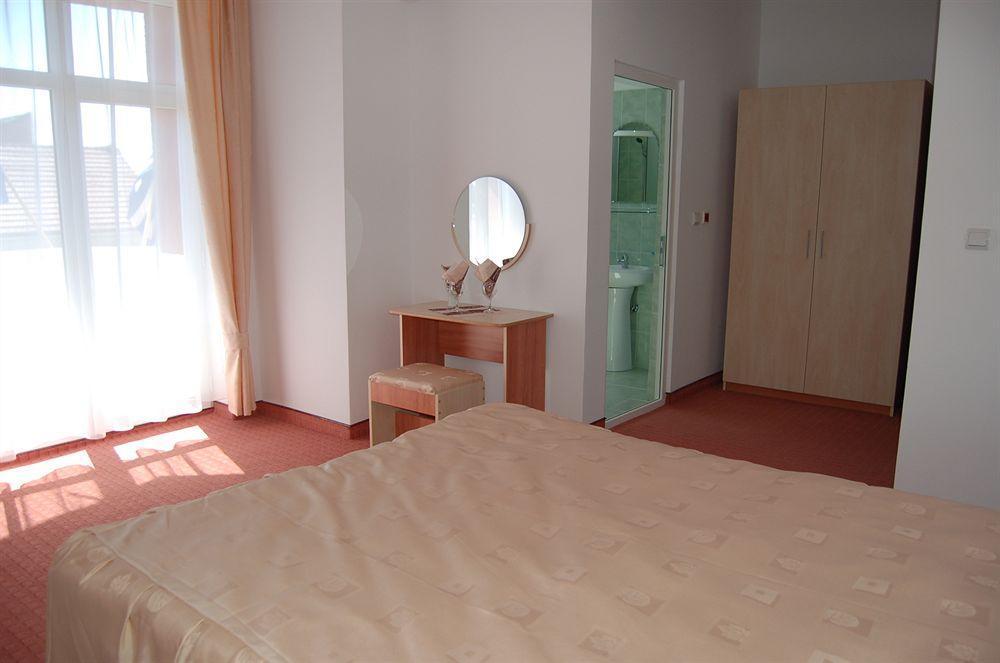 Hotel Class Орадя Экстерьер фото