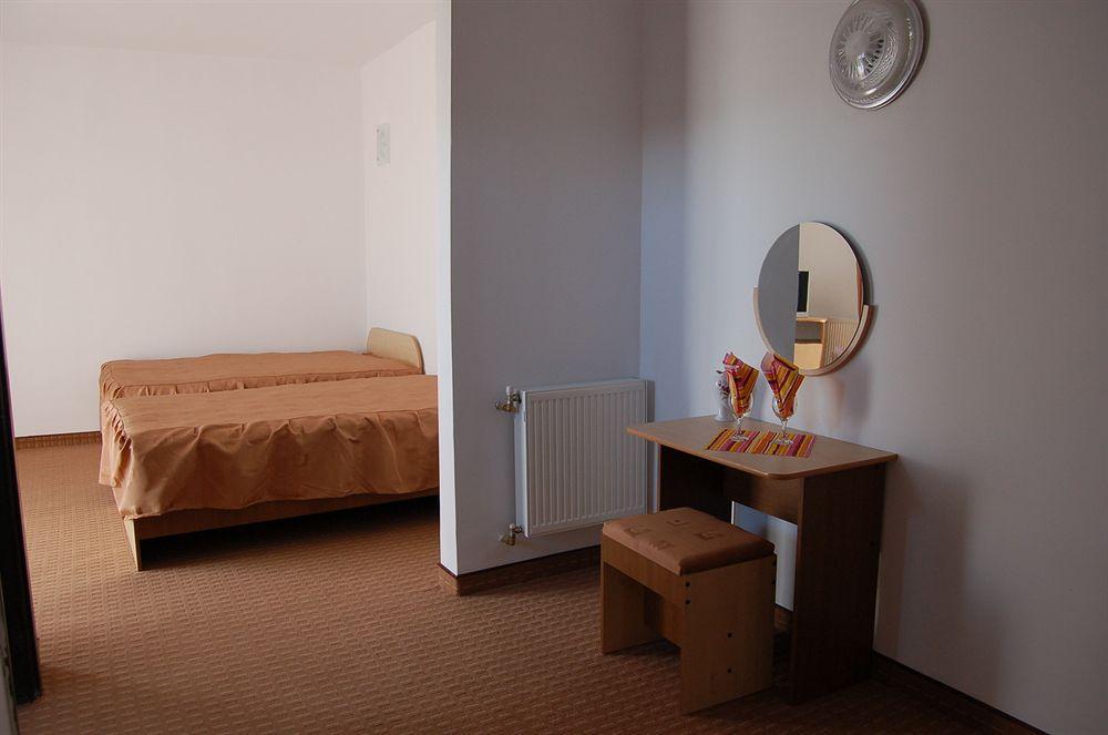 Hotel Class Орадя Экстерьер фото