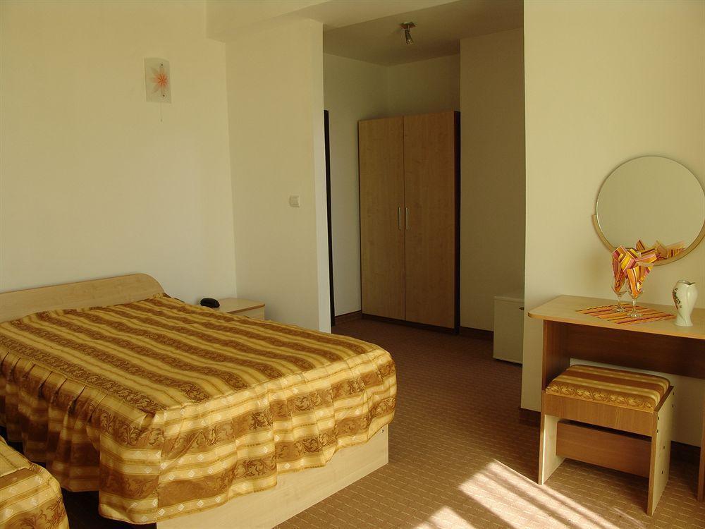 Hotel Class Орадя Экстерьер фото