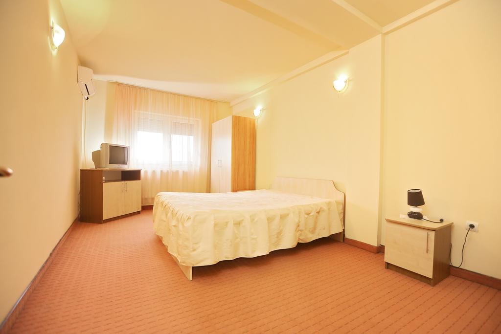 Hotel Class Орадя Экстерьер фото
