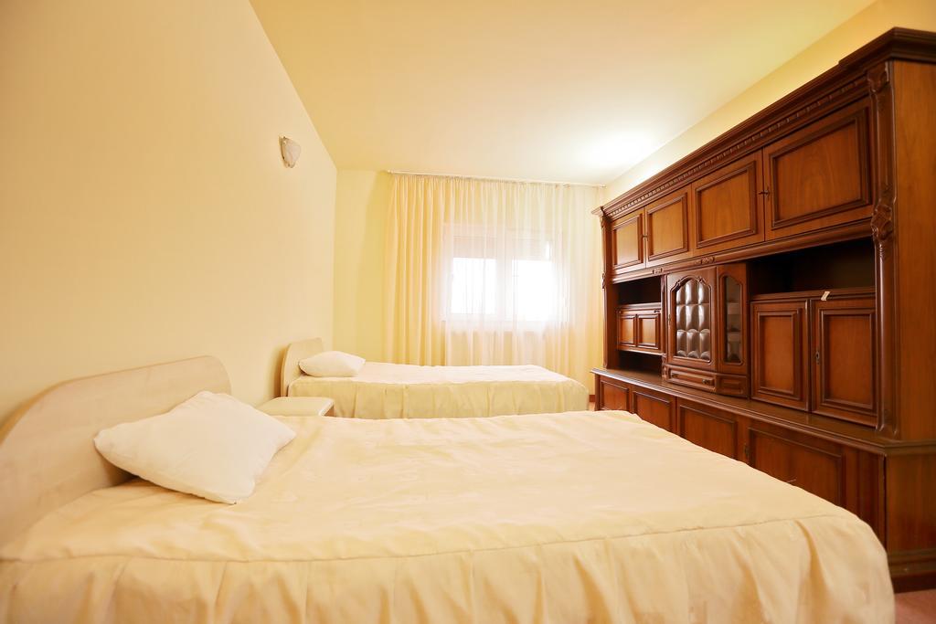 Hotel Class Орадя Экстерьер фото