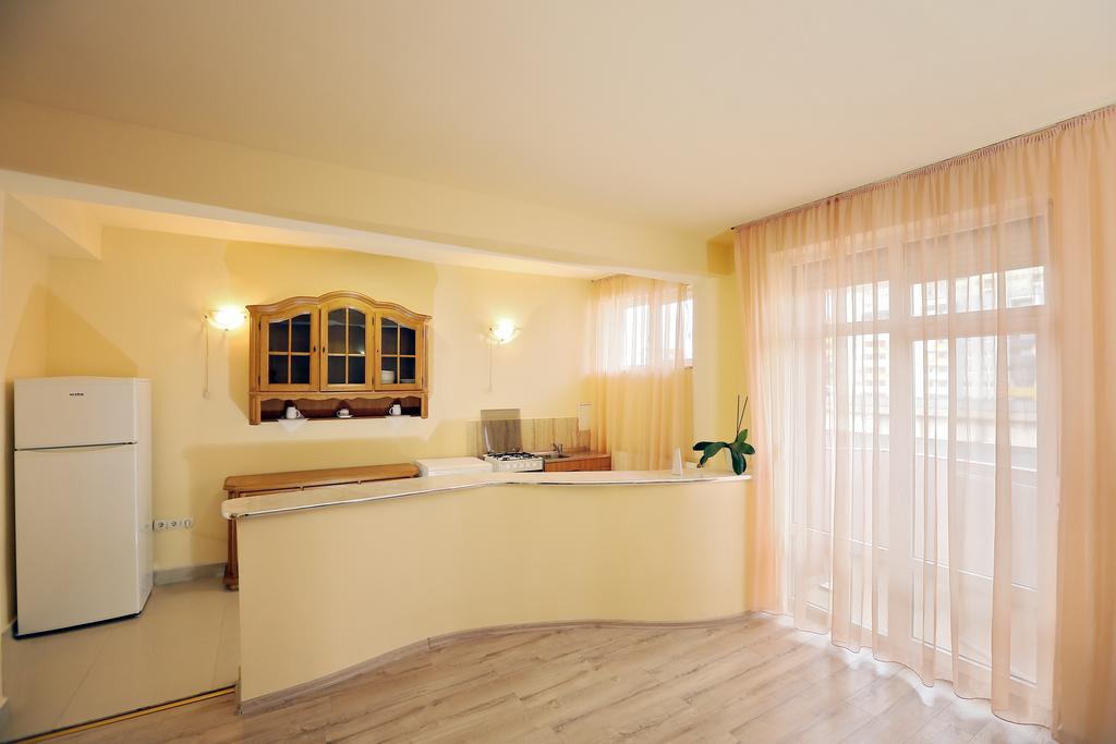 Hotel Class Орадя Экстерьер фото