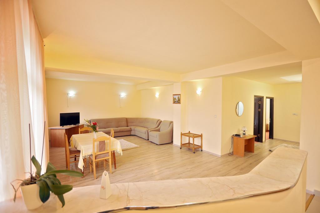 Hotel Class Орадя Экстерьер фото