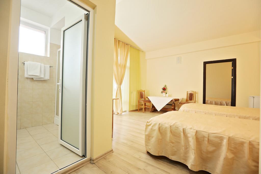 Hotel Class Орадя Экстерьер фото